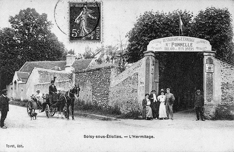 L'entrée du prieuré transformé en hôtel-restaurant.