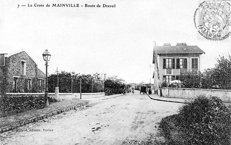 La route de Draveil et le carrefour de la Croix de Mainville ; le calvaire a été supprimé en 1912.