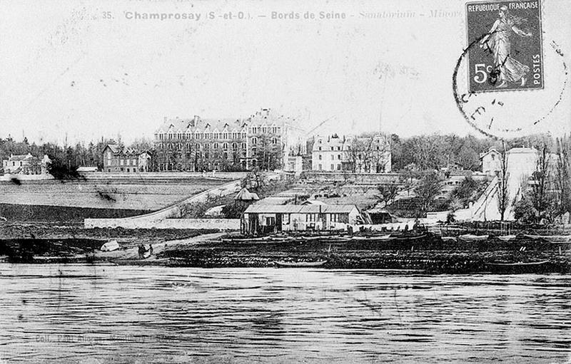 Vue d'ensemble du préventorium sur le coteau de Champosay, face à la Seine ; de gauche à droite, le Chalet Béthanie, le bâtiment de la communauté, la chapelle et le château. Le potager s'étend jusqu'à la Seine.