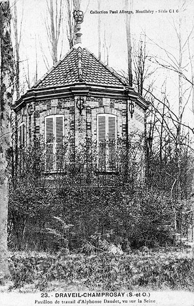 Le cabinet de travail hexagonal aménagé par Alphonse Daudet dans la partie basse du parc.