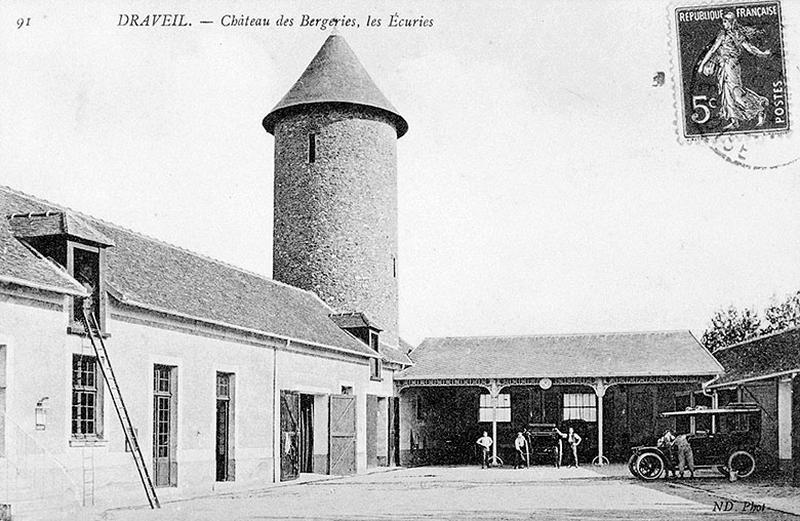 L'ancienne ferme du château : vue des écuries.