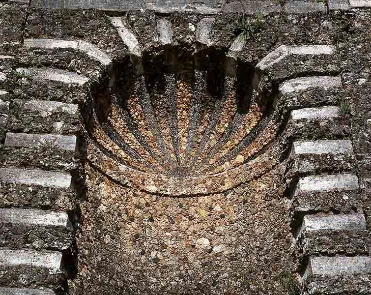 Niche rocaillée du mur de soubassement du fer à cheval.