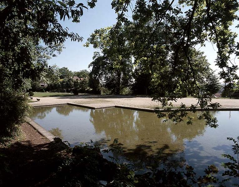 Bassin reconstitué sur la terrasse belvédère.