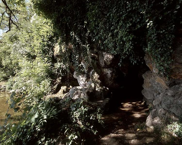 Grotte abritant les sources coulant dans le bassin reconstitué de la terrasse belvédère.