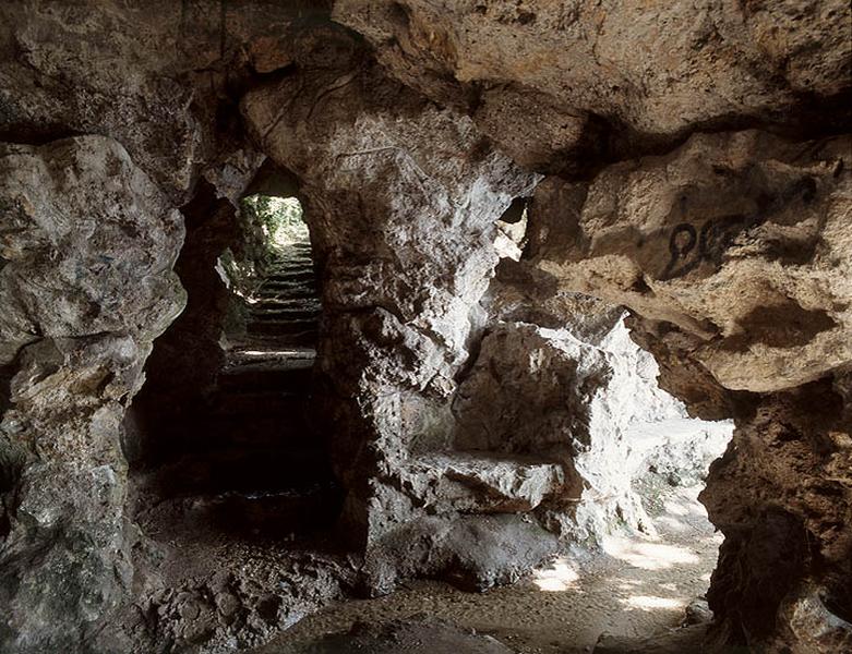 Grotte abritant les sources coulant dans le bassin reconstitué de la terrasse belvédère.