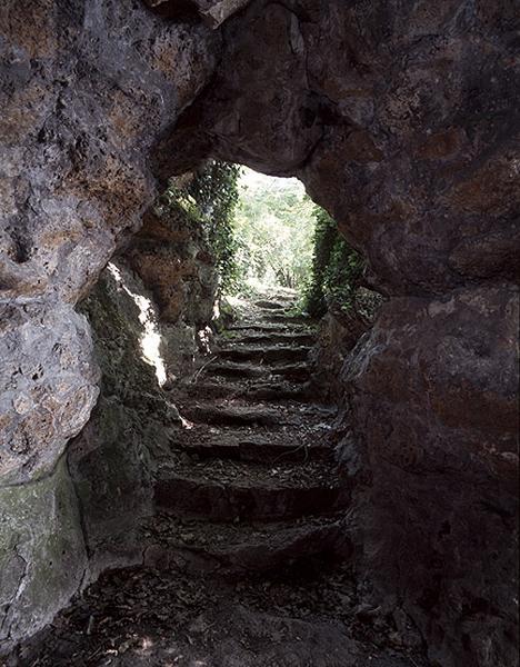 Grotte abritant les sources coulant dans le bassin reconstitué de la terrasse belvédère.