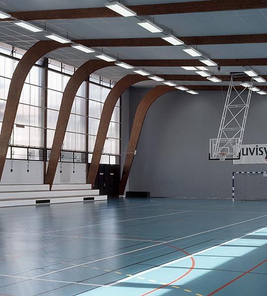 Vue des structures intérieures de bois lamellé-collé du gymnase.