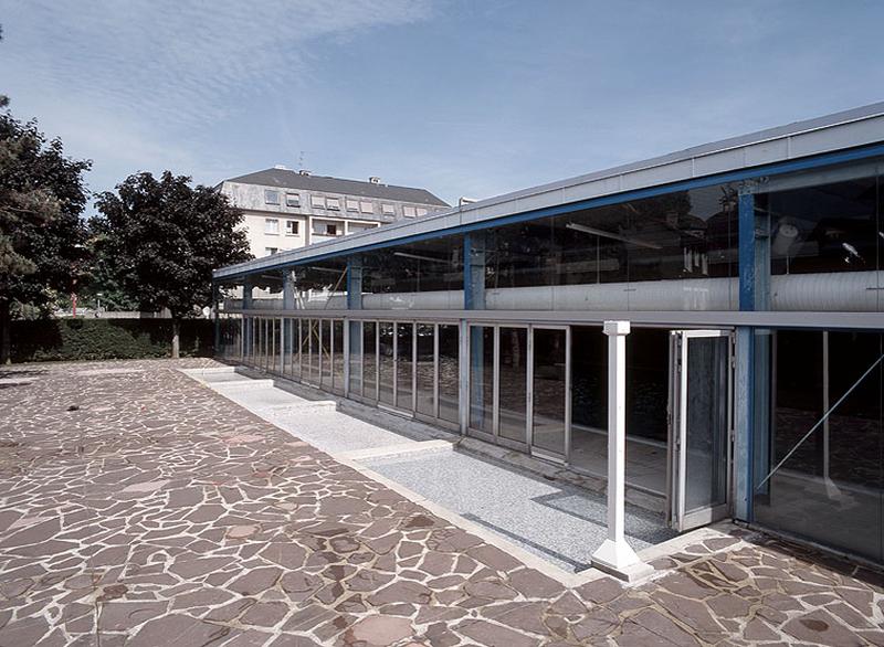Façade coulissante de la piscine ouverte sur la plage artificielle et le pédiluve.