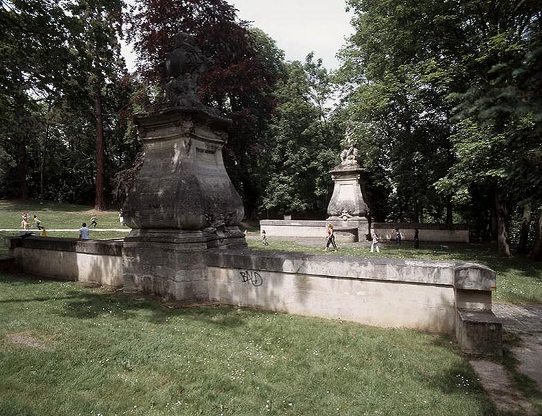 Vue d'ensemble des fontaines en borne, déplacées du pont routier, et replacées dans le parc de Bel Fontaines.