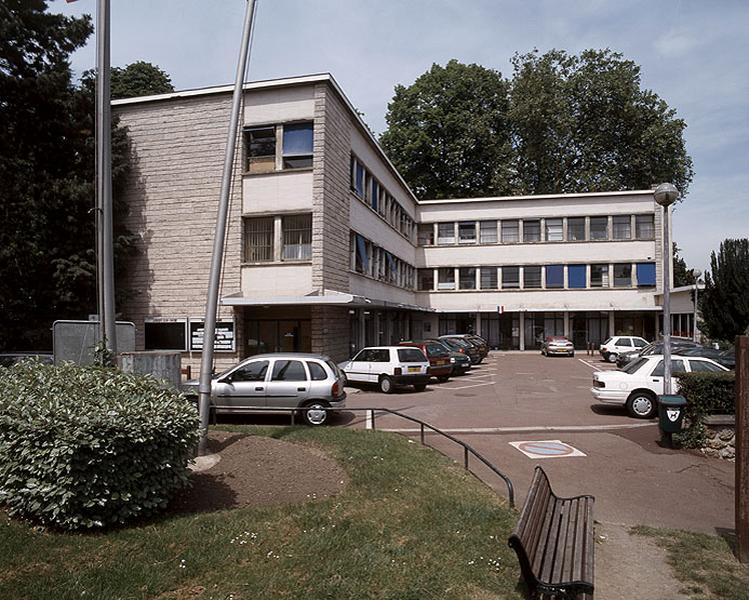 Ensemble des façades du bâtiment administratif donnant sur la rue Piver.