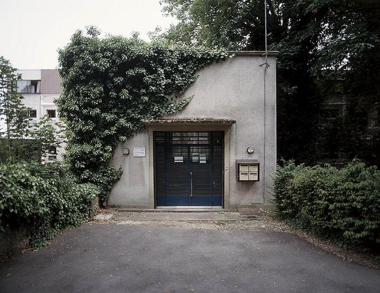 Pavillon d'entrée sur la façade postérieure.