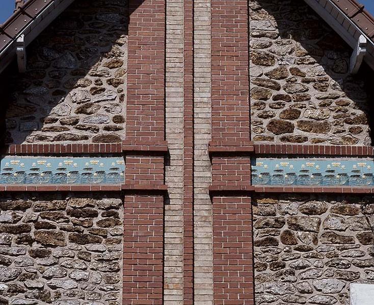 Décor de carreaux de faïence de Sarreguemines du pignon.