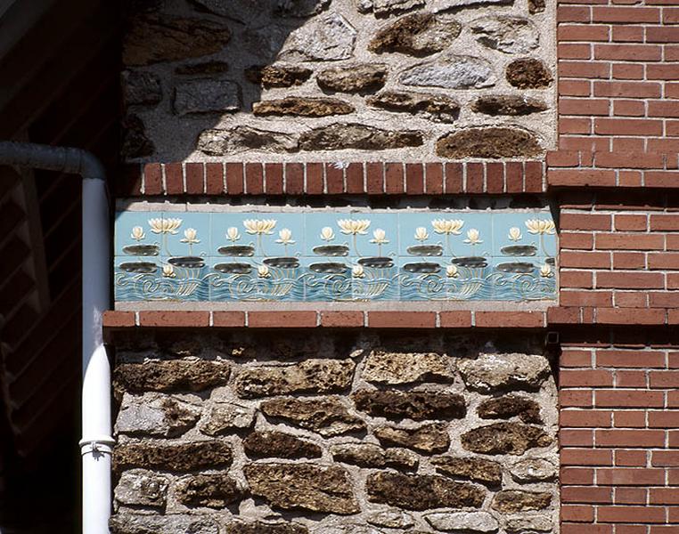 Décor de carreaux de faïence de Sarreguemines du pignon.