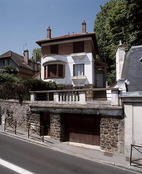 Façade de la maison vue de la rue.