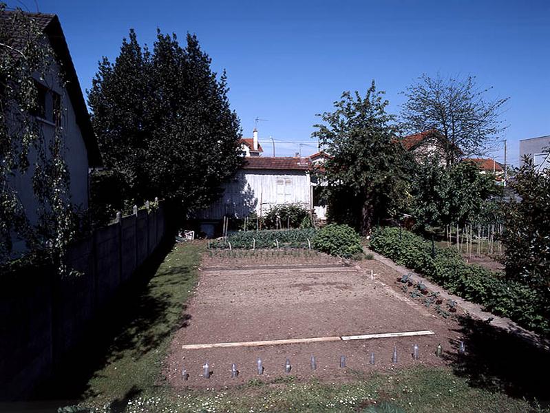 Cabane et jardin potager vus de l'avenue Thiers.