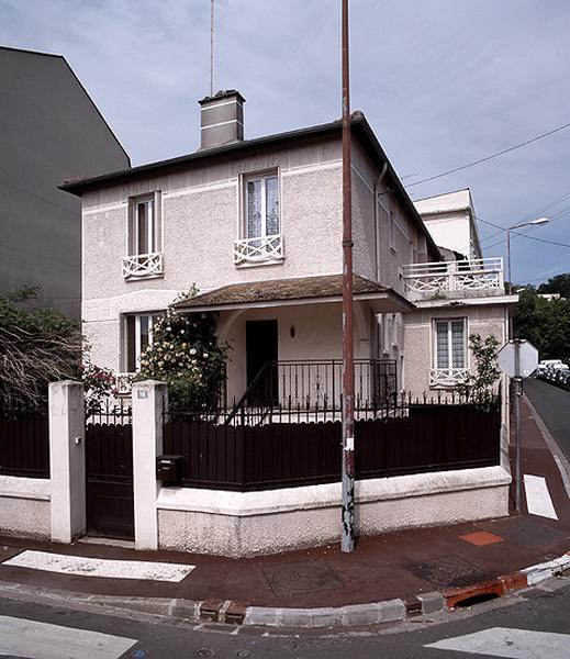 La maison vue de l'intersection de la rue Larigaldie avec la rue Jules-Ferry.