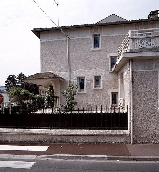 La maison vue de l'intersection de la rue Larigaldie avec la rue Jules-Ferry.