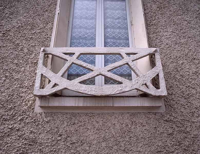 Balcon de la maison sur la rue Larigaldie.