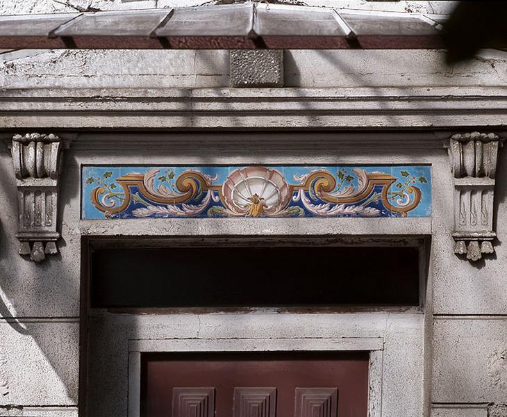 Décor de carreaux de faïence du linteau de la porte d'entrée.