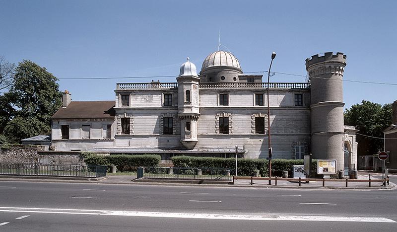 Façade de l'observatoire Camille-Flammarion sur la R.N.7.