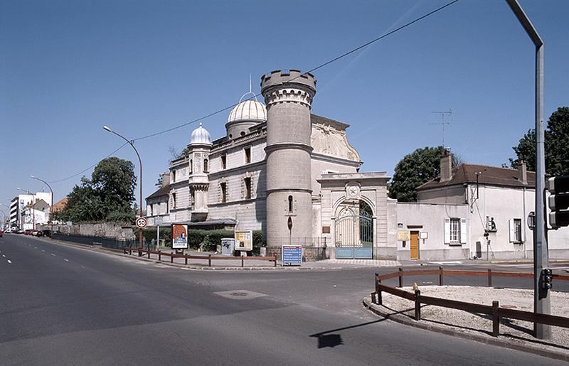 Façade de l'observatoire Camille-Flammarion sur l'angle de la R.N.7 et de la rue de l'observatoire.