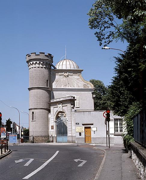 Façade de l'observatoire Camille-Flammarion sur l'angle de la R.N.7 et de la rue de l'observatoire.