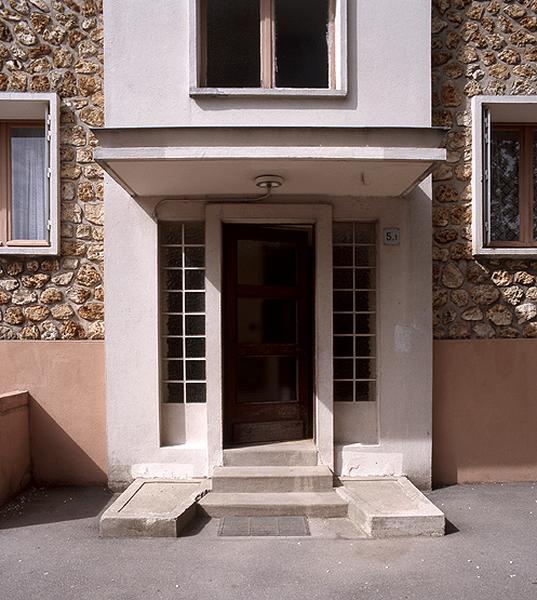 Porte d'entrée d'une travée de l'un des immeubles-barres.