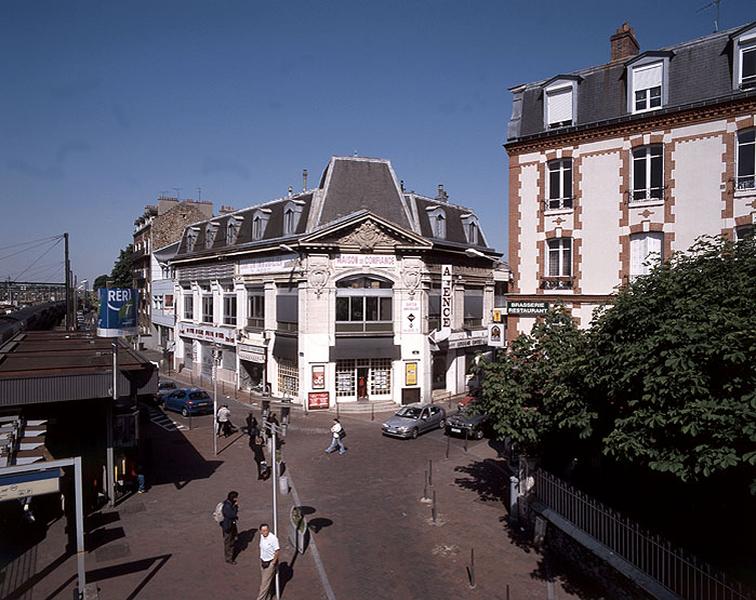 Perspective de la façade de l'ancien magasin Dufayel sur l'angle des rues Danton et de Draveil.