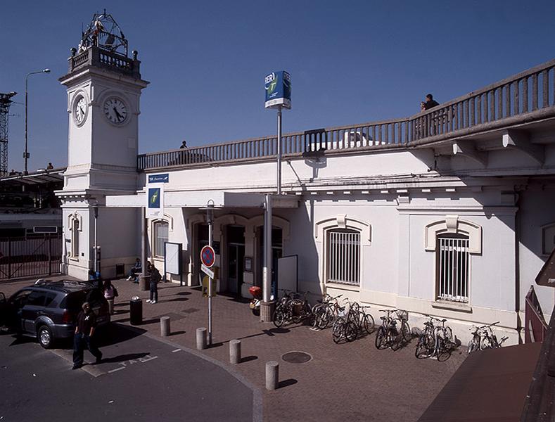 Façade de la gare voyageurs sur la place de la gare.