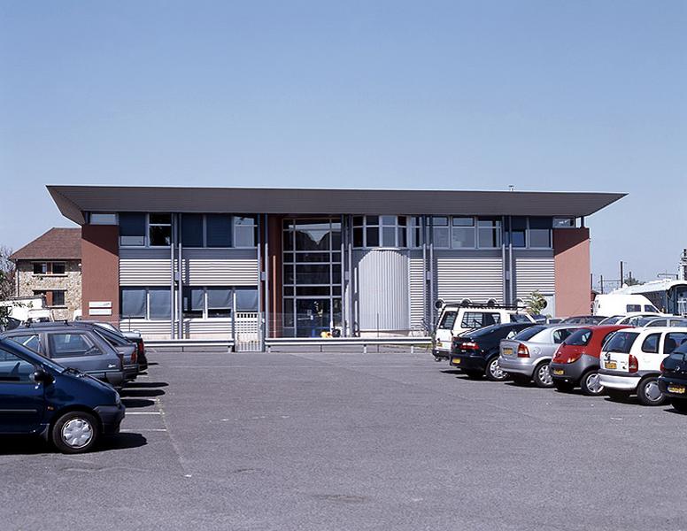 Bâtiment construit vers 1995 en marge de la gare, abritant la direction de l'exploitation de la Ligne C du R.E.R.