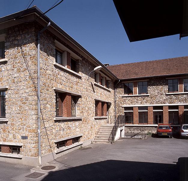 Bâtiment construit vers 1950 en marge de la gare, abritant le centre médico-social du personnel cheminot.