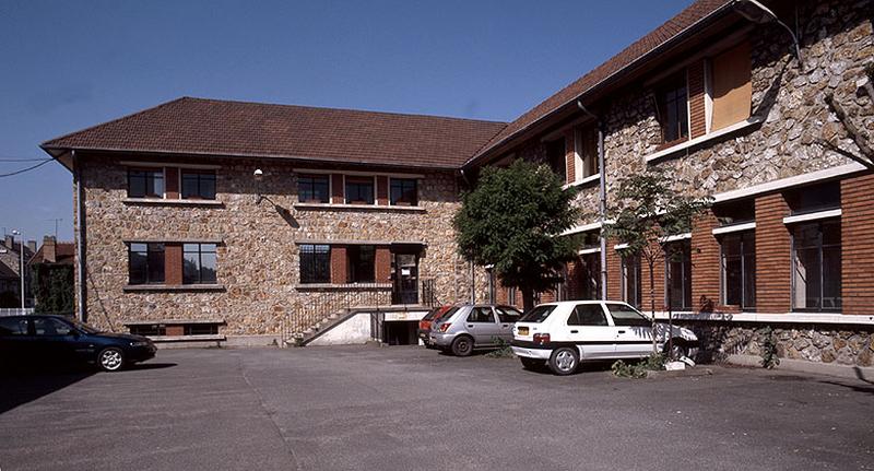 Bâtiment construit vers 1950 en marge de la gare, abritant le centre médico-social du personnel cheminot.