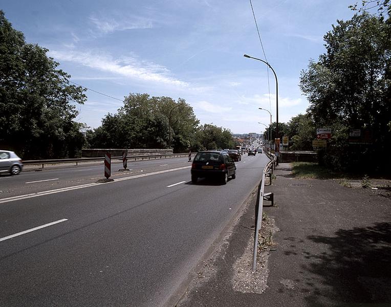 Vue du franchissement du pont des Belles fontaines par la R.N.7 en direction de Viry-Châtillon.