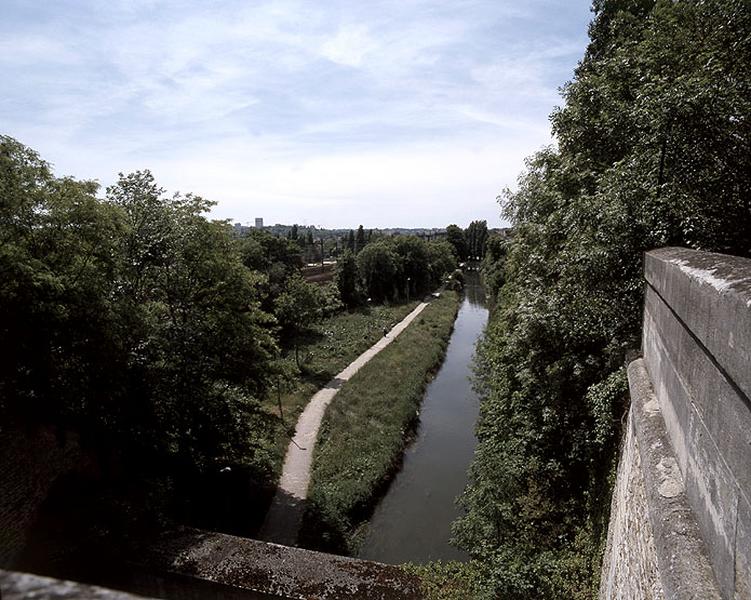 L'Orge vue du parapet du pont des Belles fontaines côté amont.