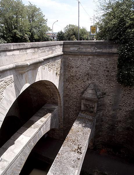 Parapet, arche et étrésillons du pont des Belles fontaines côté amont.