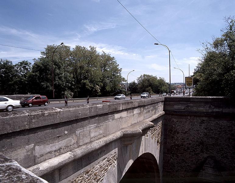 Parapet et arche du pont des Belles fontaines côté amont.