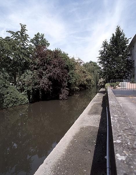 Les bords de l'Orge à la sortie de la section couverte de son cours au centre de Juvisy.