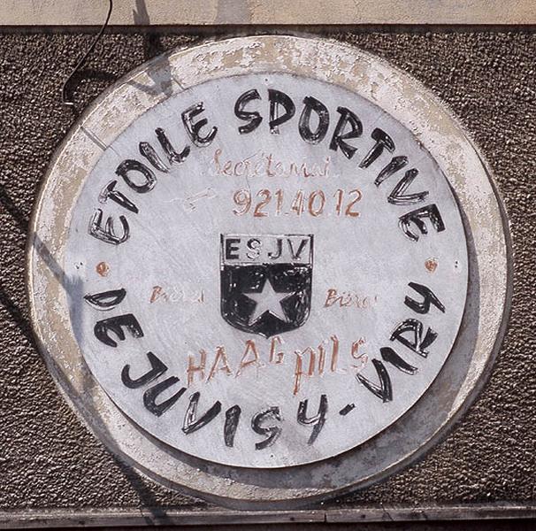 Ancienne enseigne murale du club sportif juvisien 'L'Etoile sportive de Juvisy-Viry' (E.S.J.V.) implanté à Viry-Châtillon, dont le siège se tenait dans un bistrot situé à l'angle de l'avenue de la Cour de France et de la rue de Savigny.