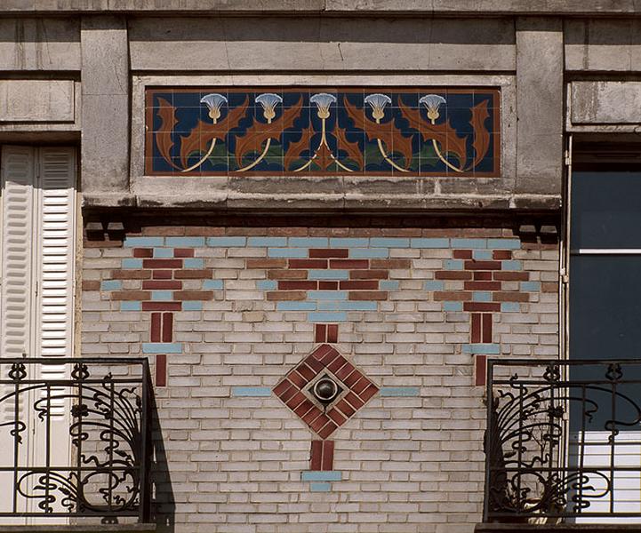 Décors de céramique du registre supérieur de la façade antérieure.