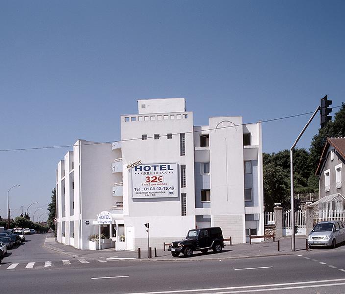 Façade de l'hôtel sur l'avenue.