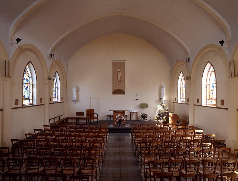 Vue générale de l'intérieur de la chapelle prise du fond de la nef vers le choeur.