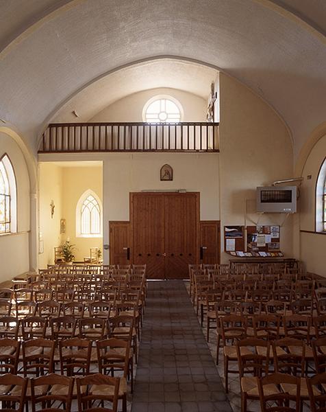 Vue générale de l'intérieur de la chapelle prise du choeur vers la nef.