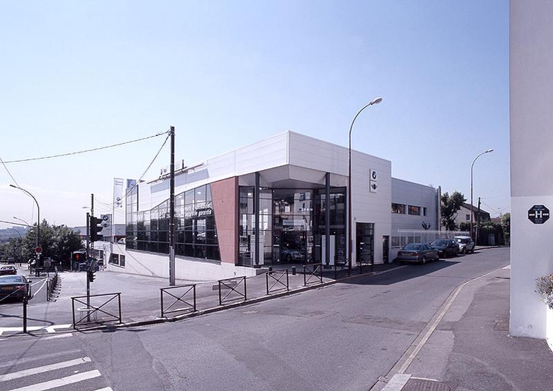 Façades sur l'avenue du garage concessionnaire des marques B.M.W. et Mini.