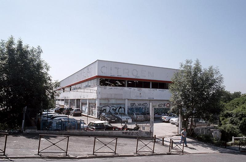 Façade sur l'avenue de la Cour de France du garage anciennement concessionnaire de la marque Citroën.