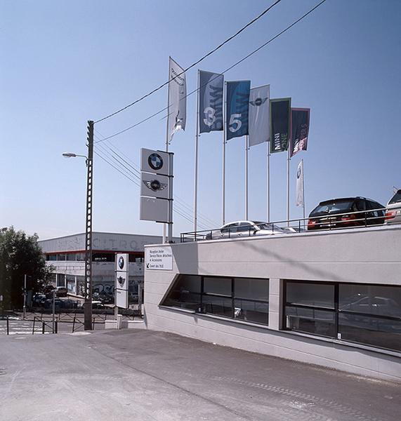 Façades sur l'avenue des garages concessionnaires des marques Citroën, B.M.W. et Mini.