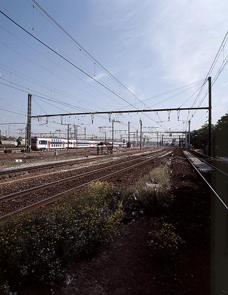 La gare et ses voies ferrées : les voies du réseau P.L.M. à l'entrée nord de la gare de Juvisy.