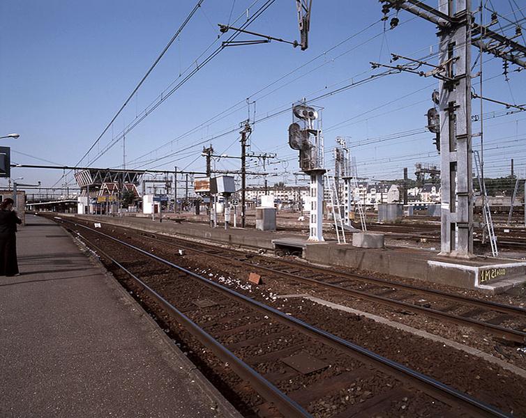 Les voies du réseau P.L.M. à l'entrée nord de la gare, avec, à l'arrière-plan, le Poste tous Relais à transport Souple (P.R.S.).