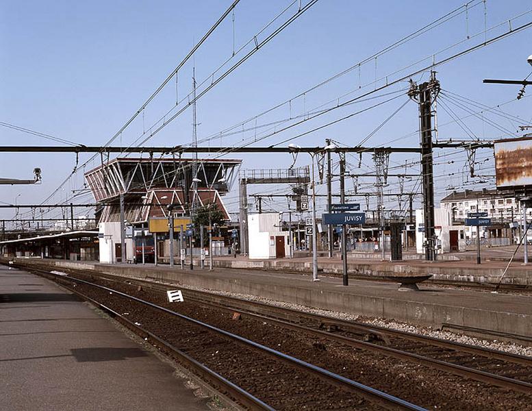 Les voies du réseau P.L.M. à l'entrée nord de la gare de Juvisy, avec, à l'arrière-plan, le Poste tous Relais à transport Souple (P.R.S.).