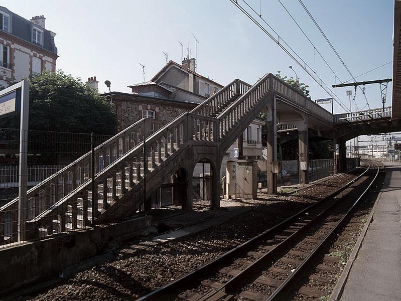 Escalier d'accès au pont maçonné enjambant les voies de la gare, du côté de la rue de Draveil.