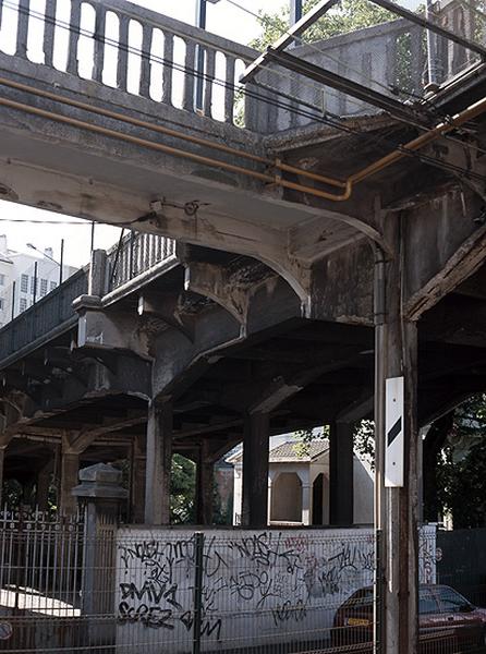 Pont maçonné enjambant les voies de la gare.